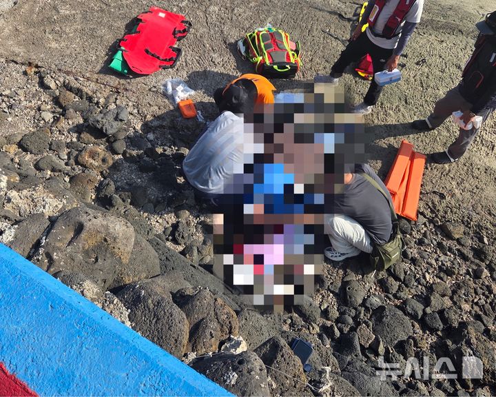 [제주=뉴시스] 8일 오후 제주 우도에서 자전거 추락사고가 발생해 소방당국이 구조에 나서고 있다. (사진=제주소방안전본부 제공) 2026.09.09. photo@newsis.com