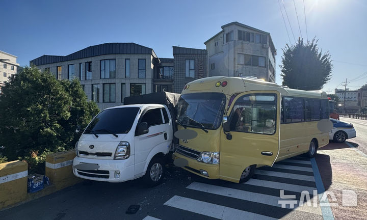[순천=뉴시스] 9일 오전 8시13분께 전남광주 순천시 한 도로에서 주행 중이던 고등학교 통학버스가 주차된 1t 화물차를 들이받아 버스에 타고 있던 20명이 가벼운 부상을 입었다. (사진=전남광주소방본부 제공) 2026.09.09. photo@newsis.com *재판매 및 DB 금지