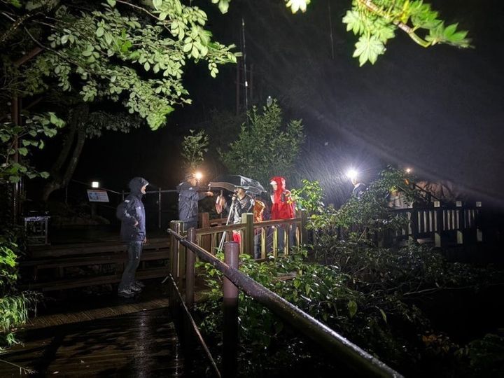 [속초=뉴시스] 8일 오후 9시께 설악산 토왕골 인근에서 등반객 8명이 불어난 계곡물로 인해 고립됐다가 1시간 30분만에 출동한 구조대에 의해 구조됐다.(사진=설악산 사무소 제공)photo@newsis.com *재판매 및 DB 금지