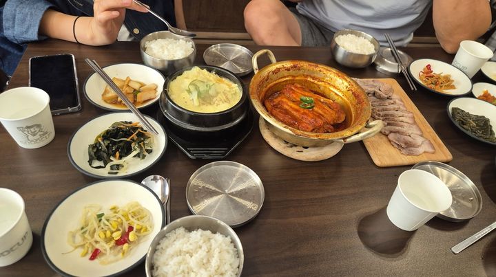 [서울=뉴시스]작성자 A씨가 주문한 양은냄비에 담긴 갈치조림 4인분과 돔베고기, 계란찜. (사진출처: 스레드) 2026.09.09.