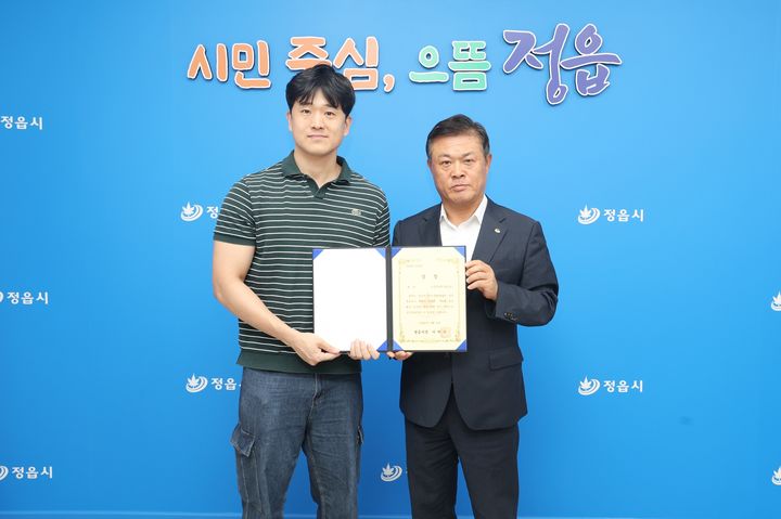 [정읍=뉴시스] '제4회 정읍 웹툰공모전' 대상작 '대동세상과 함께 돌아오것소'의 작가 김준성씨가 이학수 시장과 기념사진을 찍고 있다. *재판매 및 DB 금지