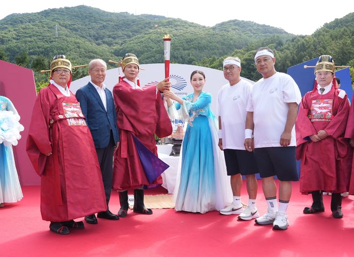 [음성=뉴시스] 조병옥(왼쪽 세번째) 충북 음성군수가 9일 음성 봉학골 지방정원에서 열린 65회 충북도민체육대회 성화 채화식에 참석해 성화 주자들과 기념촬영을 하고 있다. (사진=음성군 제공) 2026.09.09. photo@newsis.com *재판매 및 DB 금지