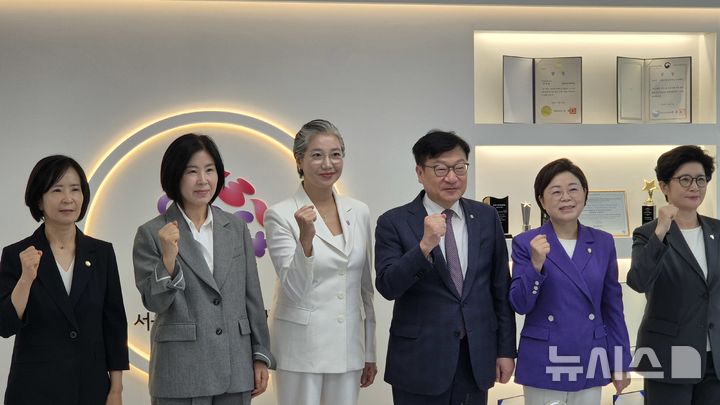 [서울=뉴시스] 전상우 기자 = 정점식 국민의힘 원내대표를 비롯한 국민의힘 원내지도부는 9일 서울 동작구 서울시여성가족재단을 방문해 박정숙 대표이사 등 재단 관계자들과 스토킹·디지털성범죄 대응을 위한 현장 간담회를 진행했다. 2026.09.09