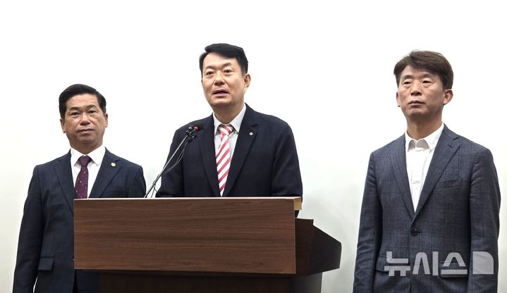 [청주=뉴시스] 김동원 국민의힘 충북도당위원장(가운데)이 9일 도청 브리핑룸에서 기자회견을 열어 충북도와 청주시의 범죄 경력자 인사 발탁을 규탄하고 있다. 2026.09.09. imgiza@newsis.com
