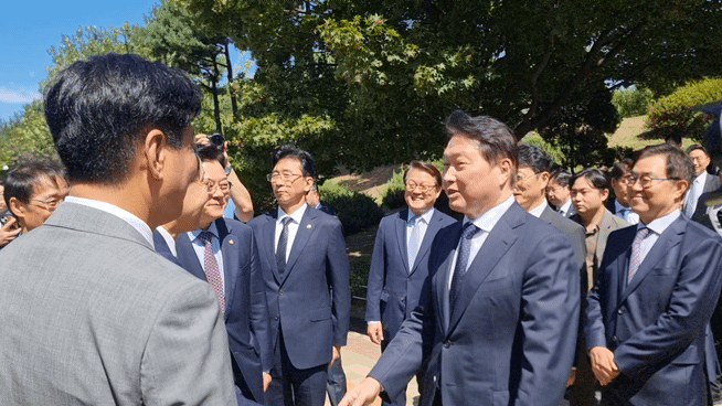 [서울=뉴시스]이지용 기자 = 최태원 대한상공회의소(SK그룹 회장)이 9일 서울 영등포구 여의도동 국회 사랑재에서 열린 국회와 경제계가 함께하는 '국회 경제대도약위원회' 출범식이 끝난 뒤 조정식 국회의장 등 국회위원, 기업인들과 인사를 나누고 있다. 2026.09.09. leejy5223@newsis.com *재판매 및 DB 금지
