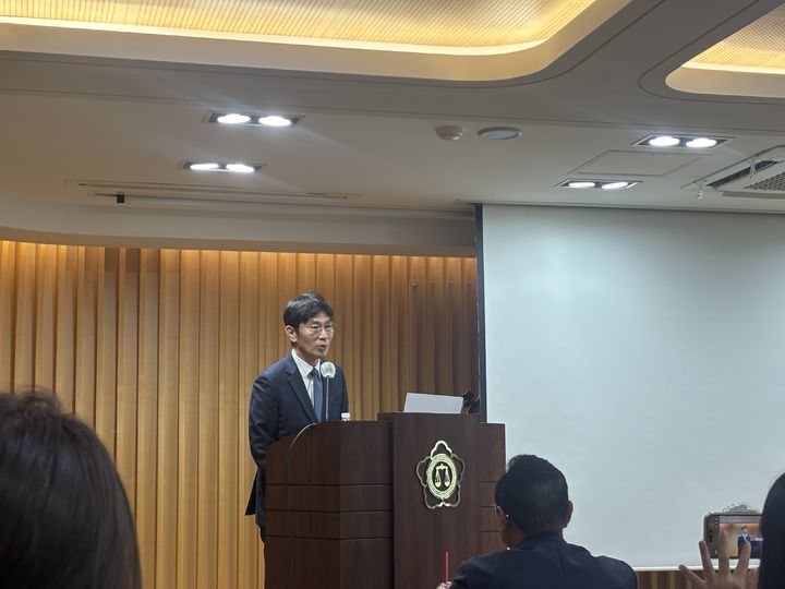 [서울=뉴시스] 박준성 인턴 기자 = 중앙그룹 채권투자 피해자들이 홍정도 중앙그룹 부회장 등 중앙그룹 총수일가와 계열사 임직원을 형사고소했다. 중앙그룹 채권투자 피해자 변호를 맡은 이복현 전 금융감독원장이 9일 서울 서초구 변호사회관에서 열린 언론 브리핑에서 발언하고 있는 모습. 2026.09.09. photo@newsis.com *재판매 및 DB 금지