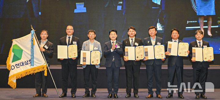 [영암=뉴시스]8일 전주 더메이호텔 그랜드볼룸에서 열린 ‘2026 대한민국 전기안전대상’ 시상식에서 HD현대삼호 안전·공무 담당임원 이승훈 상무(왼쪽에서 두번째)를 비롯한 수상자가 기념촬영을 하고 있다. (사진=HD현대삼호 제공) 2026.09.09. photo@newsis.com *재판매 및 DB 금지
