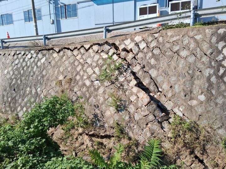 [화성=뉴시스] 화성시 만세구 향남읍 도이리 일원 제방에 균열이 생겼다. (사진=화성시 제공) 2026.09.09. photo@newsis.com *재판매 및 DB 금지