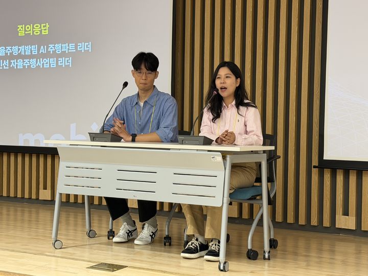 [서울=뉴시스] 임인호 카카오모빌리티 자율주행개발팀 AI주행파트 리더와 김민선 자율주행사업팀 리더는 9일 서울 서초구 자동차회관에서 열린 기술 성과 발표 후 질의 응답을 하고 있다. 2026.9.9. photo@newsis.com *재판매 및 DB 금지