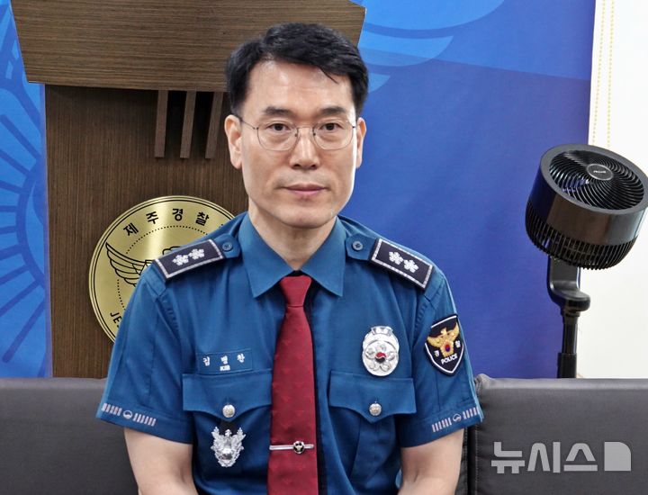 [제주=뉴시스] 오영재 기자 = 김병찬 신임 제주경찰청장이 9일 오전 제주경찰청에서 취임 기자 간담회를 하고 있다. 2026.09.09. oyj4343@newsis.com