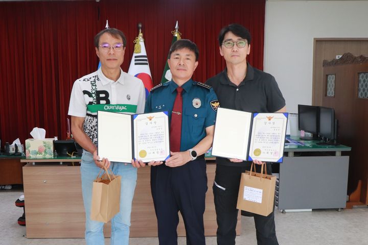 [무안=뉴시스] 전남 무안경찰서는 고속도로에서 대형사고를 예방한 시민 2명에게 감사장을 전달했다고 9일 밝혔다. (사진 = 전남 무안경찰서 제공) 2026.09.09. photo@newsis.com *재판매 및 DB 금지