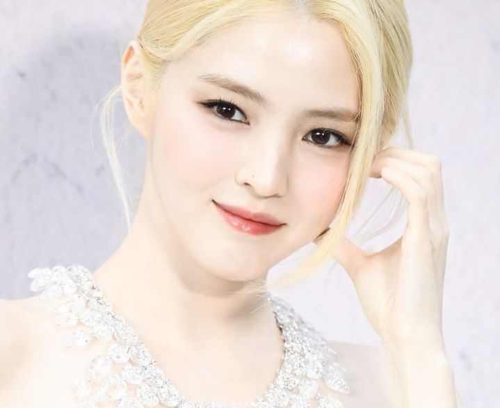 [서울=뉴시스] 배우 한소희가 밝은 금발에 주얼리를 더한 근황을 공개했다. (사진=한소희 인스타그램 캡처)