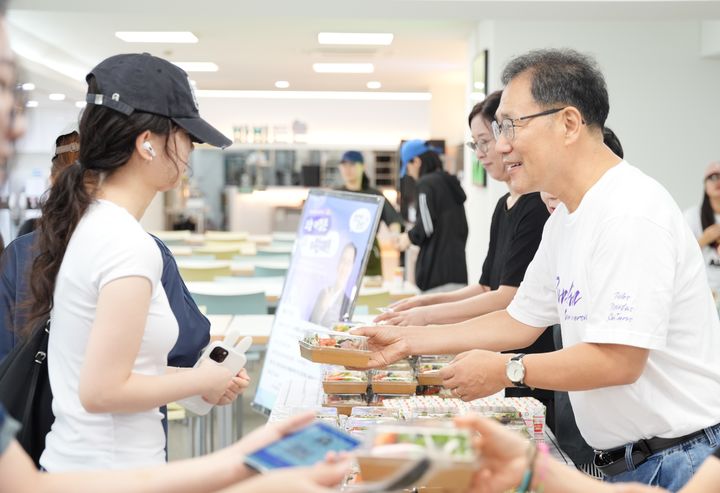 [서울=뉴시스] 9월2일 성신여대 수정캠퍼스 학생식당에서 이성근 총장이 학생들에게 아침밥과 음료를 직접 전달하고 있다. (사진=성신여대 제공) 2026.09.09. photo@newsis.com *재판매 및 DB 금지
