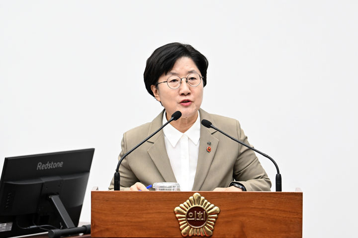 [제주=뉴시스] 고의숙 제주교육감이 9일 제주도의회 제454회 제1차 정례회 제6차 본회의에 참석해 교육행정질문에 답변하고 있다. (사진=제주도의회 제공) 2026.09.09. photo@newsis.com *재판매 및 DB 금지