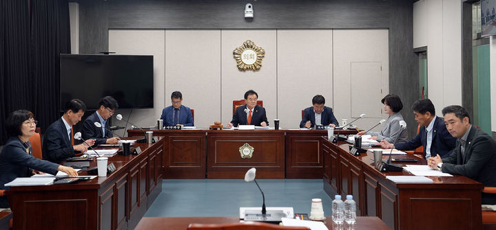태백시의회는 9일 위원회실에서 탄소중립과 등 8개 부서에 대한 의원간담회를 진행하고 있다.(사진=태백시의회 제공) *재판매 및 DB 금지