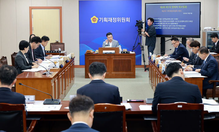 [무안=뉴시스] 전남광주특별시의회 기획재정위원회가 9일 시의회 전남청사에서 조례안을 심사하고 있다. (사진=시의회 제공) photo@newsis.com *재판매 및 DB 금지
