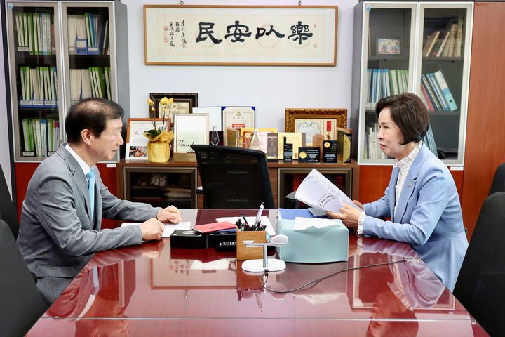 [대구=뉴시스]대구시의회 임인환(사진 왼쪽) 의장이 9일 오전 국회에서 국민의힘 이인선(대구 수성을) 의원과 면담하고 있다(사진=대구시의회 제공) 2026.09.09 photo@newsis.com *재판매 및 DB 금지