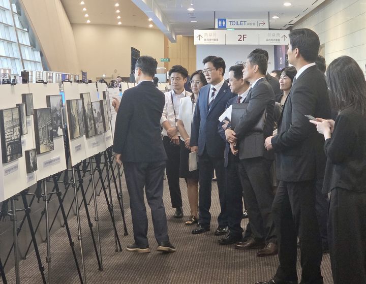 [인천=뉴시스] 2026 인차이나포럼 국제콘퍼런스에 참석한 박찬대 인천시장과 다이빙 주한 중국대사가 사진전을 관람하고 있다. (사진=인천대 제공) 2026.09.09. photo@newsis.com *재판매 및 DB 금지