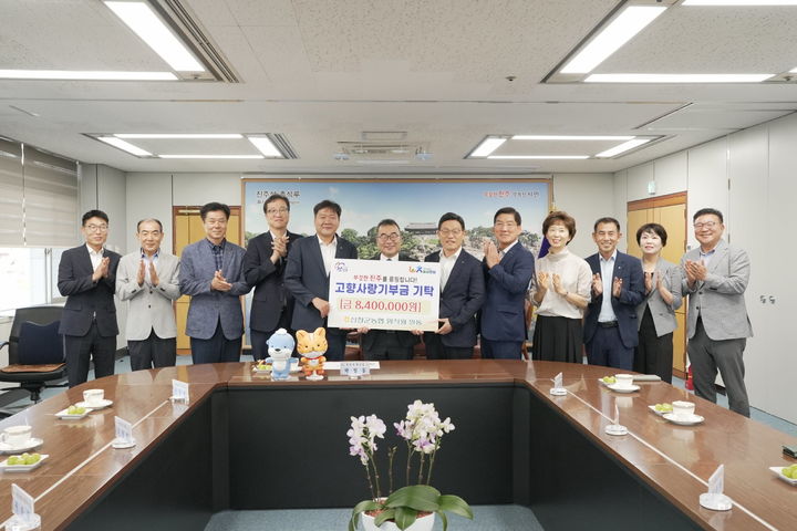 [진주=뉴시스] 진주시, 산청군농협 ‘고향사랑기부금’ 기탁 받아.(사진=진주시 제공).2026.09.09.photo@newsis.com *재판매 및 DB 금지