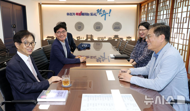 [전주=뉴시스] 전북 전주시는 9일 전주신산업융복합지식산업센터에서 '제2차 전주시 AI(인공지능)·ICT(정보통신기술) 기업 소통 간담회'를 열고 있다. (사진=전주시 제공) 2026.09.09. photo@newsis.com