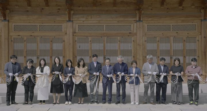 [서울=뉴시스] 9일 오후 2시 서울 종로구 경복궁 계조당에서 진행된 '이립의 바람, 전통을 잇다' 전시회 테이프 커팅식 모습. (사진=넥슨 제공) *재판매 및 DB 금지