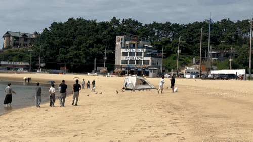 [인천=뉴시스] 박혜민 인턴기자 = 인천 중구 을왕리해수욕장이 폐장한 이후에도 시민과 관광객들이 해변을 찾고 있는 모습. 2026.09.09. *재판매 및 DB 금지
