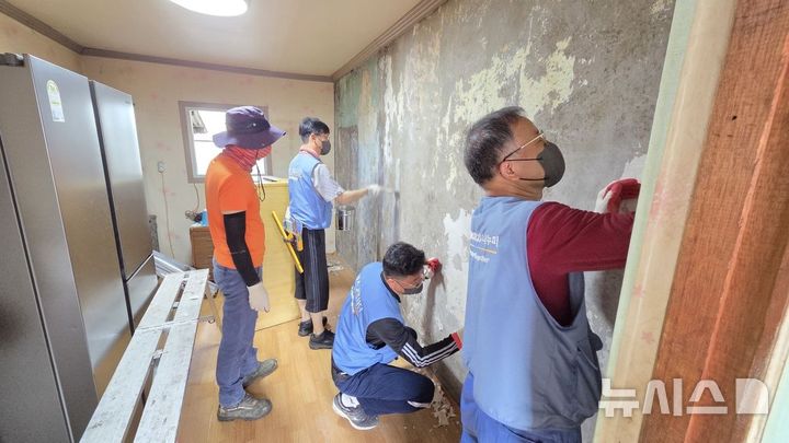 [포항=뉴시스] 안병철 기자 = 포항제철소 리폼봉사단이 지난 5일 경북 포항시 남구에 한 어르신의 가정을 찾아 도배 작업을 진행하고 있다. (사진=포스코 제공) 2026.09.09. photo@newsis.com