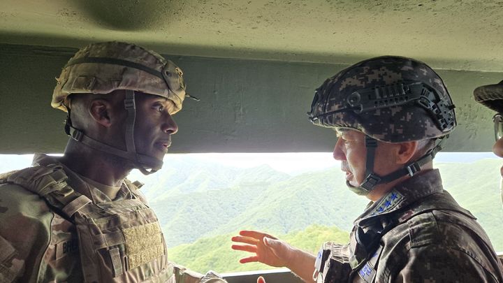 [서울=뉴시스] 진영승 합참의장(오른쪽)과 제이비어 브런슨 유엔사·연합사·주한미군사령관이 9월 9일 동부전선 GP를 방문해 비무장지대 작전상황을 확인하고 최전방 경계작전태세를 점검했다. (사진=합동참모본부 제공) 2026.09.09. photo@newsis.com *재판매 및 DB 금지