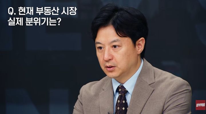 [서울=뉴시스]송승현 도시와경제 대표가 최근 서울 아파트 시장의 상승세와 강남·외곽 지역의 집값 흐름에 대해 분석했다. (사진=유튜브 '토마토리빙' 캡처) 2026.09.09