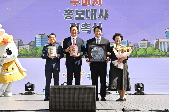 [구미=뉴시스] 김장호(왼쪽 두번째) 시장이 이선민 씨에게 위촉패를 주고 있다. (사진=구미시 제공) 2026.09.09 photo@newsis.com *재판매 및 DB 금지