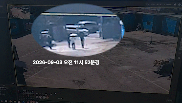 [파주=뉴시스]냉동창고 살인 피의자 A씨의 차량이 지난 3일 오전 11시52분께 카페에 들어왔다가 11시59분께 카페 정문을 떠나고 있다. 폐쇄회로(CC)TV에 포착된 시간으로 추산하면 이 장면은 범행 직후의 모습으로 추정된다. (제공=독자) *재판매 및 DB 금지