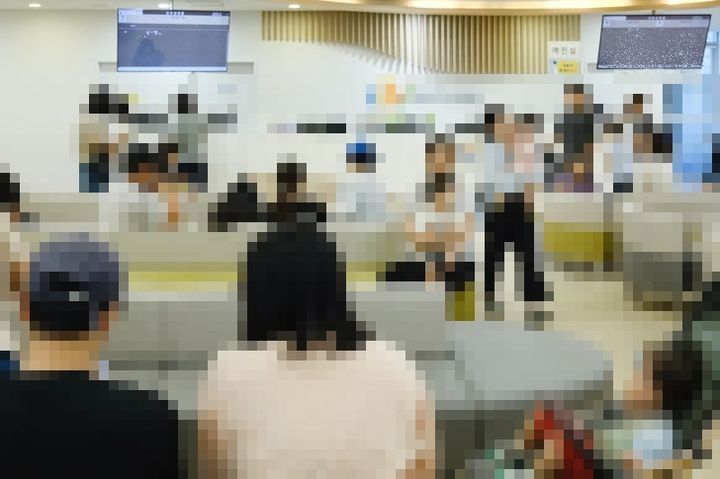 [서울=뉴시스] 김혜림 인턴기자 = 지난 7일 서울 성북구의 한 소아청소년과 병원. 내원한 부모와 아이들로 병원 내부가 붐빈다. 2026.09.07. photo@newsis.com *재판매 및 DB 금지