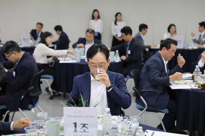 [대전=뉴시스]심욱기 대전국세청장이 9일 'K-SUUL AWARDS' 본선에 진출할 충청지역 주류를 맛보며 심사를 벌이고 있다. (사진=대전국세청 제공) 2026.09.09 photo@newsis.com *재판매 및 DB 금지