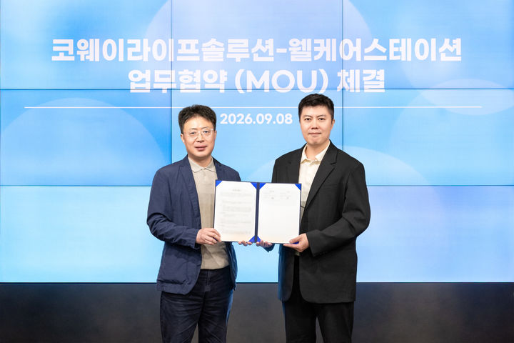 [서울=뉴시스] 지난 8일 서울 구로구 지타워에서 진행된 업무협약식에서 김명곤 코웨이라이프솔루션 대표이사(왼쪽)와 국경민 웰케어스테이션 대표이사(오른쪽)가 기념 촬영을 하고 있다. (사진=코웨이라이프솔루션 제공) 2026.9.9. photo@newsis.com *재판매 및 DB 금지