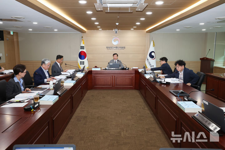 [서울=뉴시스]김종철 방송미디어통신위원장(가운데)이 9일 정부과천청사에서 '2026년 제34차 전체회의'를 진행하고 있다. (사진=방송미디어통신위원회 제공) 2026.09.09. photo@newsis.com