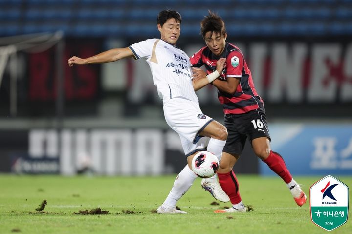 [서울=뉴시스] 프로축구 K리그1 김천 상무의 이건희, 포항 스틸러스의 김동진. (사진=한국프로축구연맹 제공) *재판매 및 DB 금지