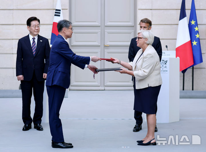 [파리=뉴시스] 조성봉 기자 = 조현 외교부 장관과 카트린 보트랭 프랑스 국방부 장관이 8일(현지 시간) 프랑스 파리 엘리제궁에서 이재명 대통령과 에마뉘엘 마크롱 프랑스 대통령이 임석한 가운데 군사비밀정보보호협정 개정의정서를 교환하고 있다. 2026.09.09. suncho21@newsis.com