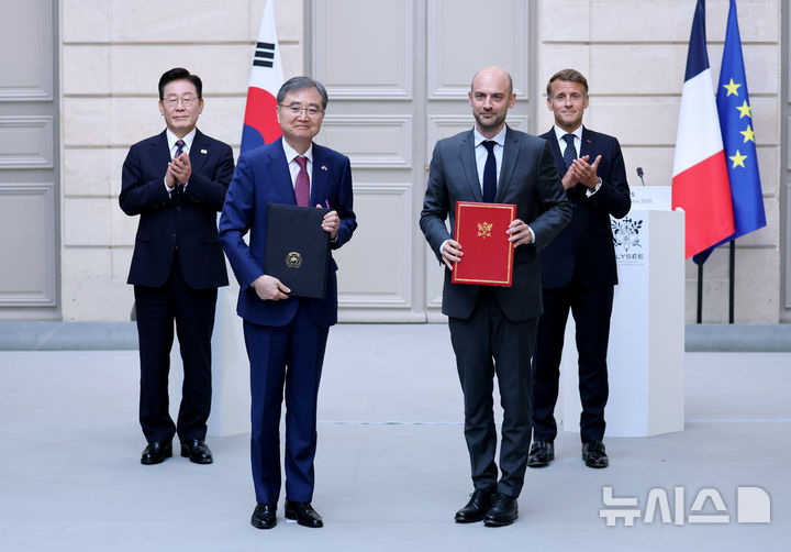 [파리=뉴시스] 조성봉 기자 = 조현 외교부 장관과 장-노엘 바로 프랑스 외교부 장관이 8일(현지 시간) 프랑스 파리 엘리제궁에서 이재명 대통령과 에마뉘엘 마크롱 프랑스 대통령이 임석한 가운데 항공협정 개정의정서를 교환한 뒤 기념촬영을 하고 있다. 2026.09.09. suncho21@newsis.com