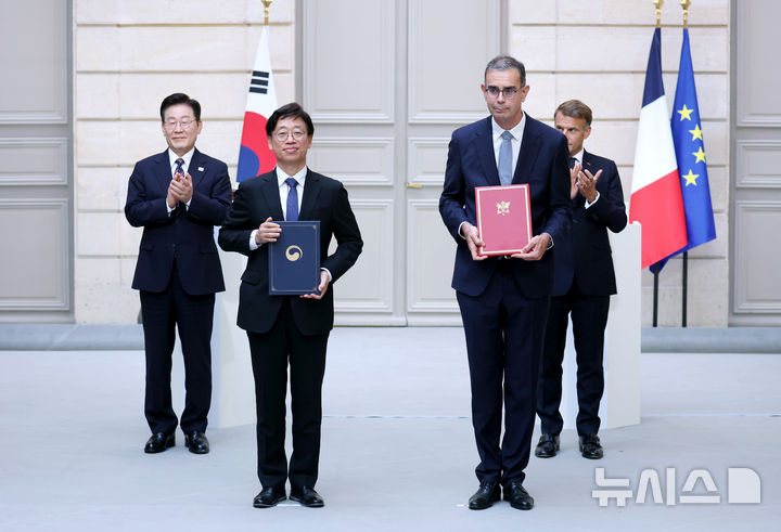 [파리=뉴시스] 조성봉 기자 = 오태석 우주항공청장과 프랑수아 자크 국립우주연구원장/센터장이 8일(현지 시간) 프랑스 파리 엘리제궁에서 이재명 대통령과 에마뉘엘 마크롱 프랑스 대통령이 임석한 가운데 우주산업 진흥 협력 이행약정을 체결한 뒤 기념촬영을 하고 있다. 2026.09.09. suncho21@newsis.com