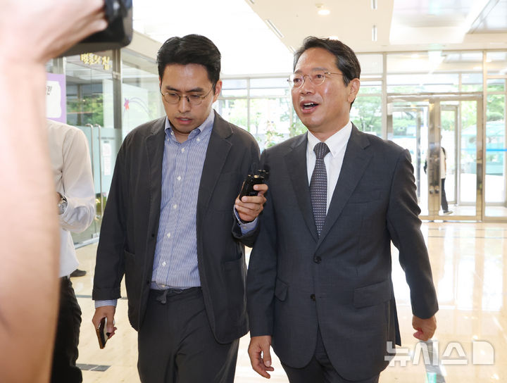 [서울=뉴시스] 조수정 기자 = 김승원 법무부 장관 후보자가 9일 오전 서울 종로구에 마련된 인사청문회 준비사무실로 출근하며 취재진의 질문에 답하고 있다. 2026.09.09. chocrystal@newsis.com