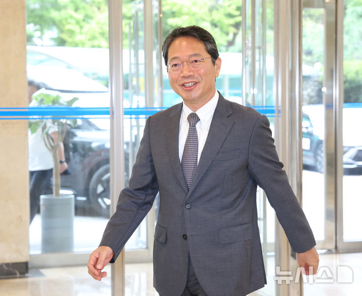 [서울=뉴시스] 조수정 기자 = 김승원 법무부 장관 후보자가 9일 오전 서울 종로구에 마련된 인사청문회 준비사무실로 출근하고 있다. 2026.09.09. chocrystal@newsis.com