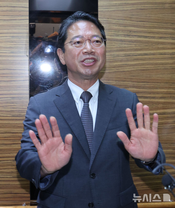 [서울=뉴시스] 조수정 기자 = 김승원 법무부 장관 후보자가 9일 오전 서울 종로구에 마련된 인사청문회 준비사무실로 출근하며 취재진에게 취재 자제를 요청 하고 있다. 2026.09.09. chocrystal@newsis.com
