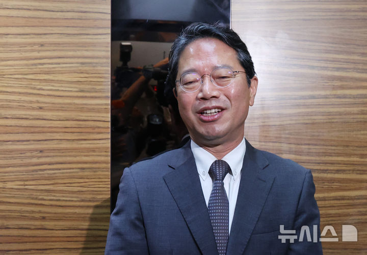 [서울=뉴시스] 조수정 기자 = 김승원 법무부 장관 후보자가 9일 오전 서울 종로구에 마련된 인사청문회 준비사무실로 출근하며 승강기에 탑승하고 있다. 2026.09.09. chocrystal@newsis.com