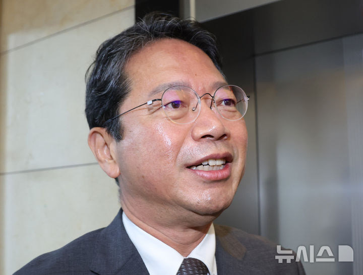 [서울=뉴시스] 조수정 기자 = 김승원 법무부 장관 후보자가 9일 오전 서울 종로구에 마련된 인사청문회 준비사무실로 출근하며 취재진의 질문에 답하고 있다. 2026.09.09. chocrystal@newsis.com
