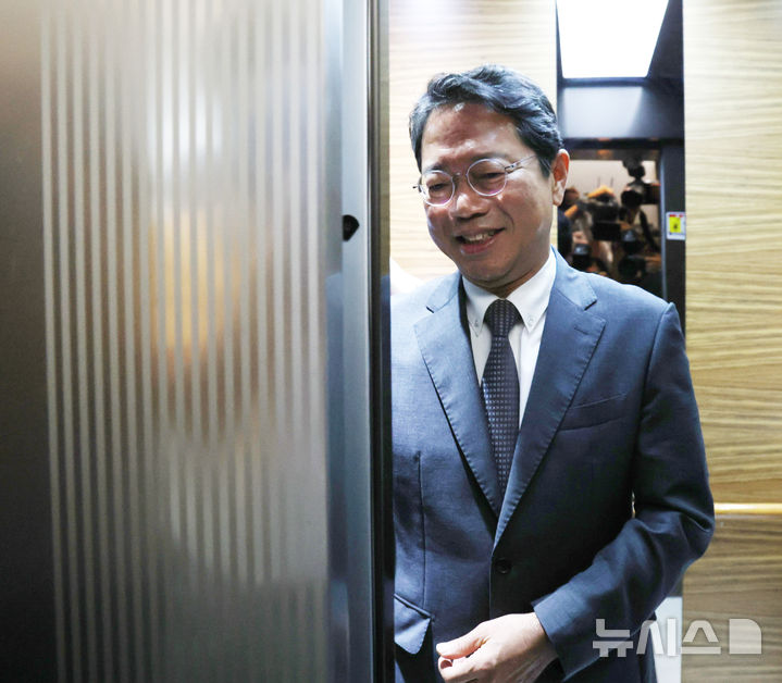 [서울=뉴시스] 조수정 기자 = 김승원 법무부 장관 후보자가 9일 오전 서울 종로구에 마련된 인사청문회 준비사무실로 출근하며 승강기에 탑승하며 취재 자제를 요청한 뒤 닫힘 버튼을 누르고 있다. 2026.09.09. chocrystal@newsis.com