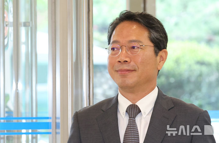 [서울=뉴시스] 조수정 기자 = 김승원 법무부 장관 후보자가 9일 오전 서울 종로구에 마련된 인사청문회 준비사무실로 출근하고 있다. 2026.09.09. chocrystal@newsis.com