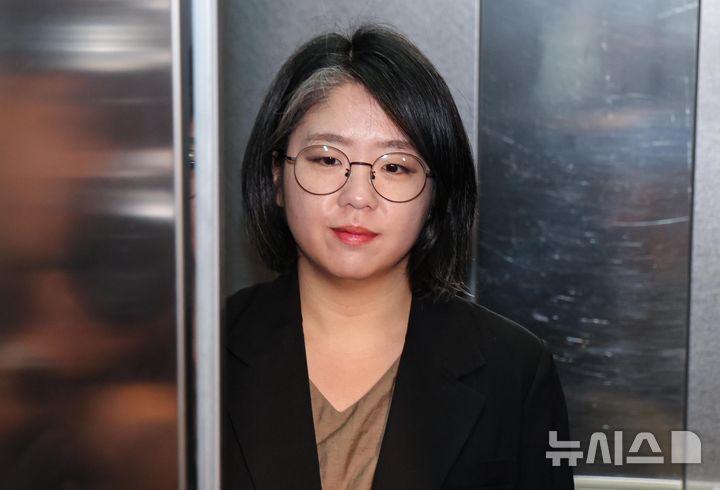 [서울=뉴시스] 김선웅 기자 = 용혜인 성평등가족부 장관 후보자가 지난 9일 서울 서대문구 한국청소년활동진흥원에 마련된 인사청문회 준비사무실로 출근하고 있다. (공동취재) 2026.09.09. photo@newsis.com