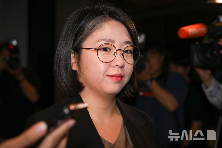 [서울=뉴시스] 김선웅 기자 = 용혜인 성평등가족부 장관 후보자가 지난 9일 서울 서대문구 한국청소년활동진흥원에 마련된 인사청문회 준비사무실로 출근하고 있다. (공동취재) 2026.09.09. photo@newsis.com