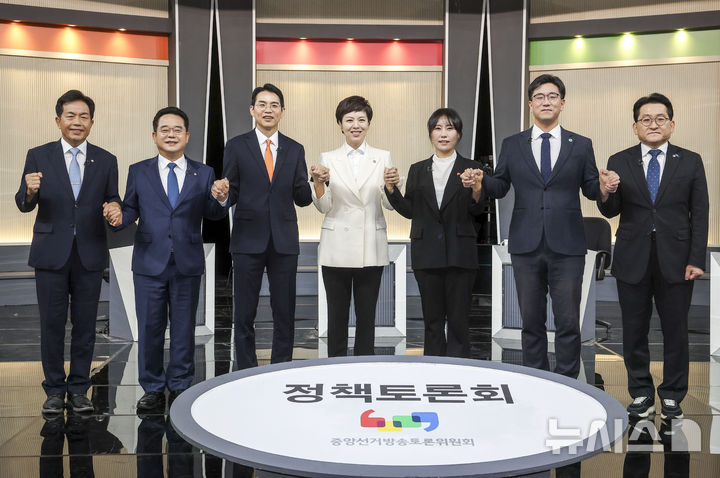 [서울=뉴시스] 정병혁 기자 = 9일 서울 영등포구 KBS별관에서 열린 ‘주택 가격 안정화 정책’ 및 ‘주택공급 확대 방안’ 관련 정책토론회에 참석자들이 기념촬영을 하고 있다. 왼쪽부터 윤종오 진보당 의원, 민병덕 더불어민주당 의원, 차호 개혁신당 대변인, 김은혜 국민의힘 의원, 김보경 사회민주당 혁신진보위원장, 오준호 기본소득당 대표, 차규근 조국혁신당 의원. 2026.09.09. jhope@newsis.com