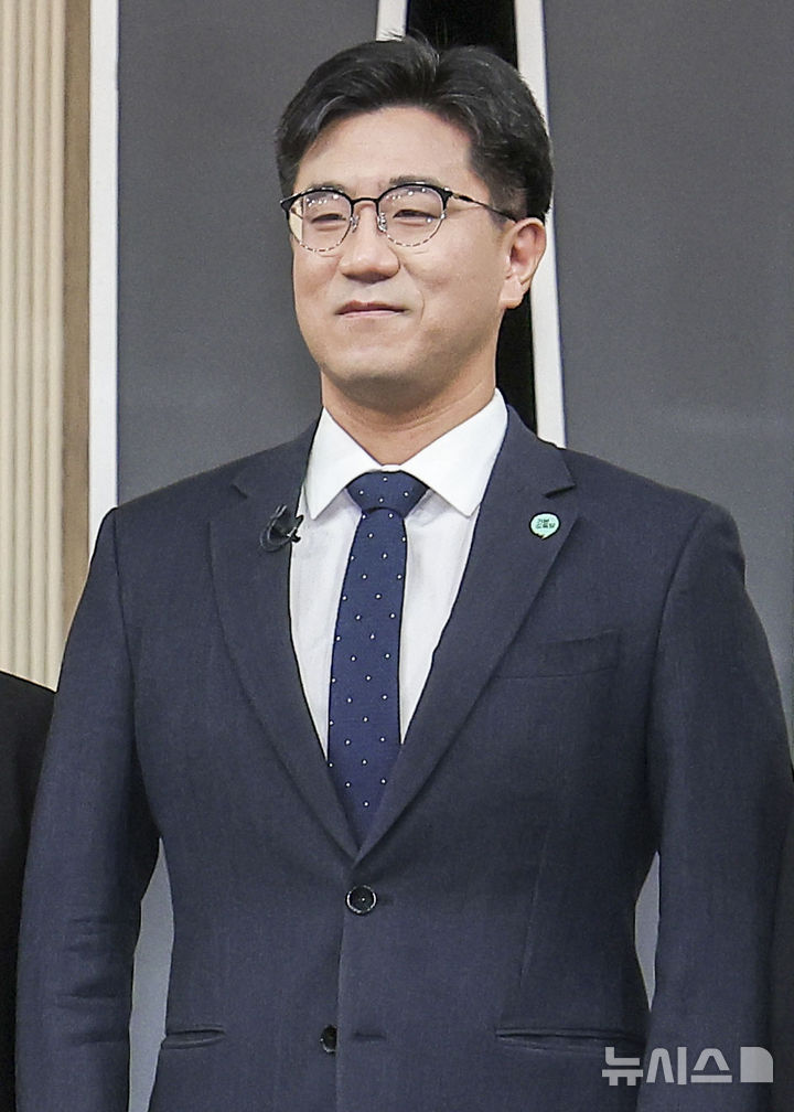 [서울=뉴시스] 정병혁 기자 = 오준호 기본소득당 대표가 9일 서울 영등포구 KBS별관에서 열린 ‘주택 가격 안정화 정책’ 및 ‘주택공급 확대 방안’ 관련 정책토론회에 참석하고 있다. 2026.09.09. jhope@newsis.com